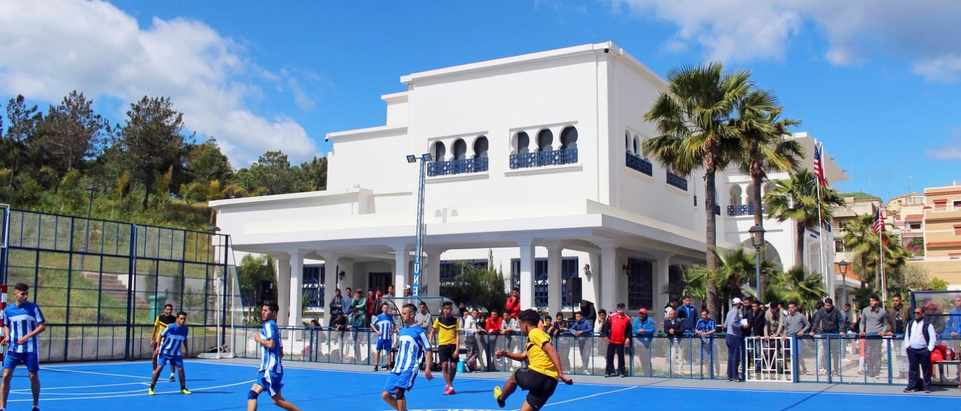 在摩洛哥丹吉尔大学蓝色运动场踢足球
