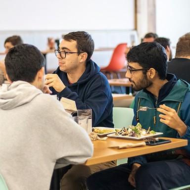 英国东北大学的学生们在比德福德校区Danielle Ripich Commons的食堂里吃饭